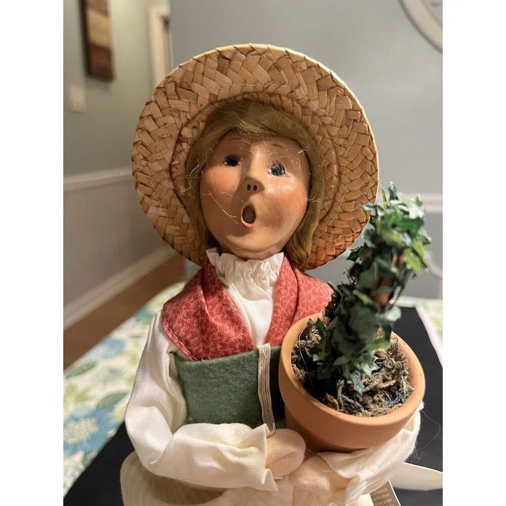 Byers Choice Carolers Williamsburg Colonial Woman Lady Topiary 2004 ~ 13” Tall